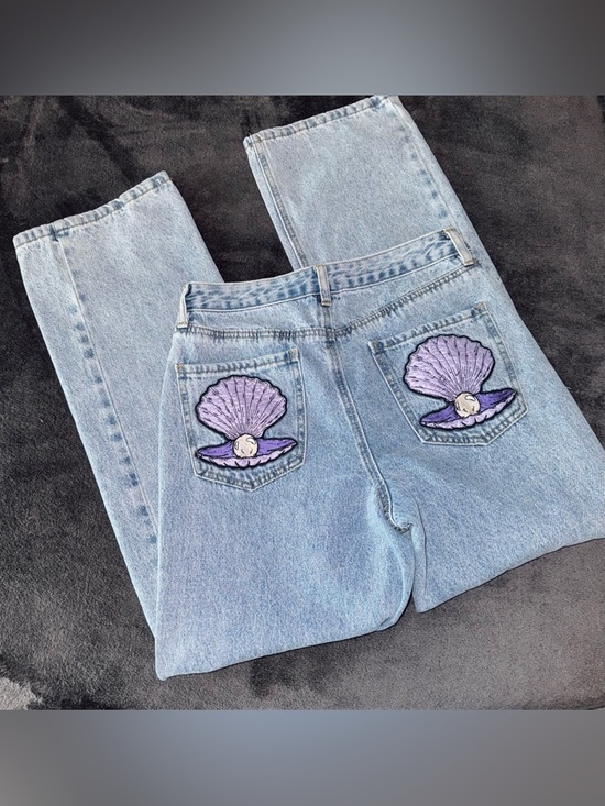 Forever 21 Denim - Women’s Mermaid Clam Shell Forever 21 90s Fit Vintage Jeans Waist size 28